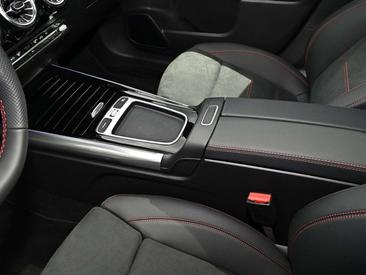 Mercedes GLA 200 AMG Line — photo 13