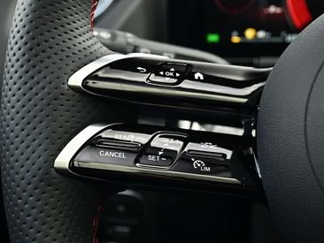 Mercedes GLA 200 AMG Line — photo 16