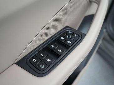 Porsche Macan 4S — photo 15