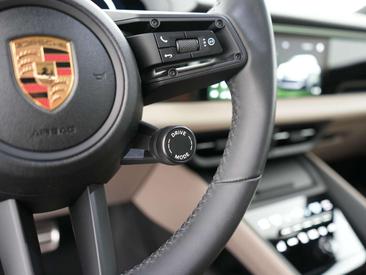 Porsche Macan 4S — photo 26