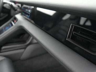 Porsche Taycan — photo 29