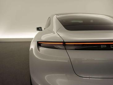 Porsche Taycan 4S — photo 33