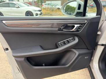 Porsche Macan Electrique S — photo 12
