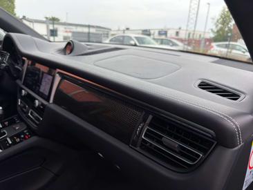 Porsche Macan Electrique S — photo 29