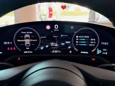 Porsche Taycan — photo 7