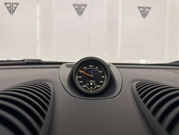 Porsche 718 Cayman GT4 — photo 12