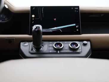 Land Rover Defender 110 X-Dynamic SE 2.0 P300e — photo 10