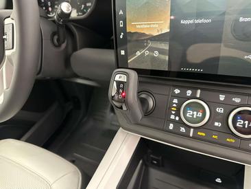 Land Rover Defender 90 D250 X-Dynamic SE — photo 12