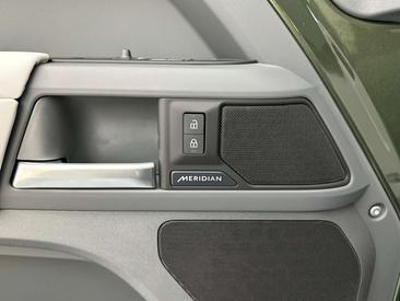 Land Rover Defender 90 D250 X-Dynamic SE — photo 13
