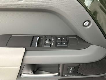 Land Rover Defender 90 D250 X-Dynamic SE — photo 17