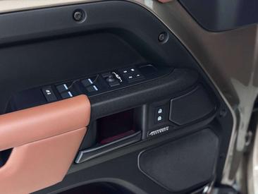 Land Rover Defender 110 OCTA Bronze 4.4 V8 635 CV AWD Auto — photo 15