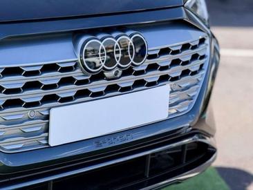 Audi Q8 E-tron Black 50 — photo 9