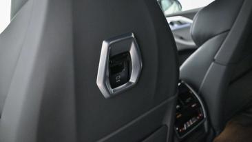 BMW XM 50e — photo 8