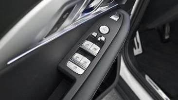BMW XM 50e — photo 15