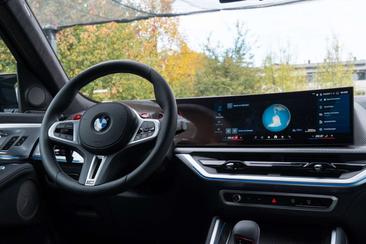 BMW XM 50e — photo 9