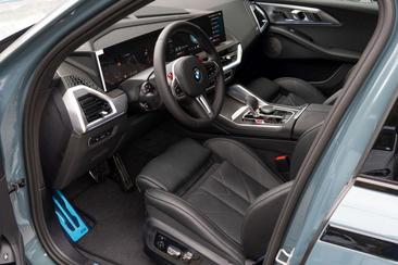 BMW XM 50e — photo 10