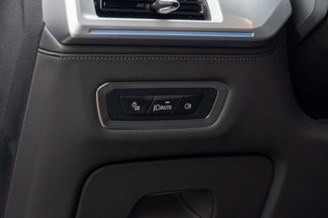 BMW XM 50e — photo 22