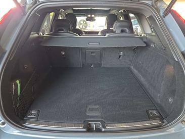 Volvo XC60 B5 R-Design — photo 14