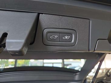 Volvo XC60 B5 R-Design — photo 16
