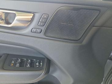 Volvo XC60 B5 R-Design — photo 18