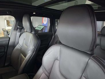 Volvo XC60 B5 R-Design — photo 20