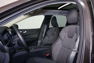 Volvo XC60 T6 Recharge Core — photo 13