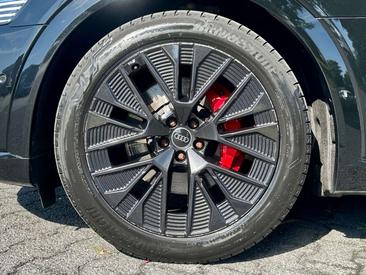 Audi Q8 E-tron S Line Black 55 — photo 5