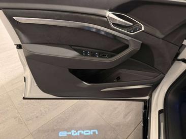 Audi Q8 E-tron Black Edition — photo 9