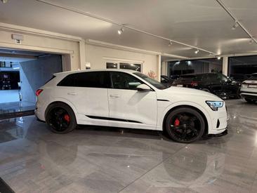 Audi Q8 E-tron Black Edition — photo 19