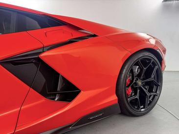 Lamborghini Revuelto — photo 5