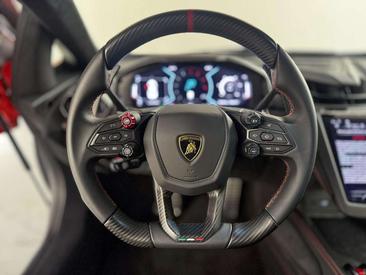 Lamborghini Revuelto — photo 10