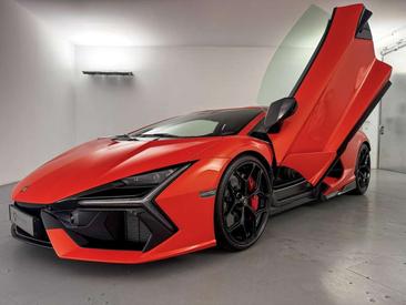 Lamborghini Revuelto — photo 11