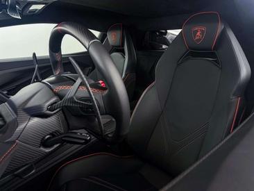 Lamborghini Revuelto — photo 13