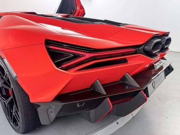 Lamborghini Revuelto — photo 22