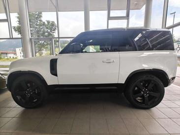 Land Rover Defender 90 V8 Erweiteretes Black Pack — photo 2