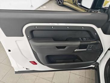 Land Rover Defender 90 V8 Erweiteretes Black Pack — photo 11