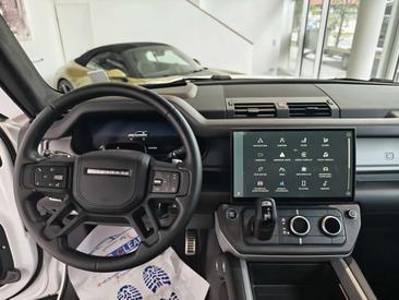 Land Rover Defender 90 V8 Erweiteretes Black Pack — photo 12