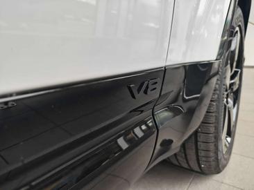 Land Rover Defender 90 V8 Erweiteretes Black Pack — photo 13