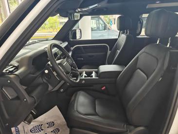 Land Rover Defender 90 V8 Erweiteretes Black Pack — photo 14