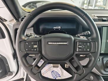 Land Rover Defender 90 V8 Erweiteretes Black Pack — photo 17