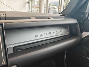 Land Rover Defender 90 V8 Erweiteretes Black Pack — photo 19