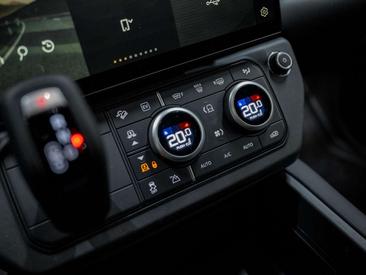 Land Rover Defender 110 X-Dynamic HSE 2.0 P300e — photo 25