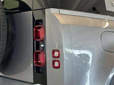 Land Rover Defender 110 SE 3.0D I6 250 CV AWD Auto — photo 7