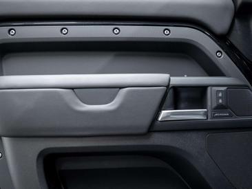 Land Rover Defender 110 X-Dynamic HSE 2.0 P300e — photo 36