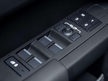 Land Rover Defender 110 X-Dynamic HSE 2.0 P300e — photo 38
