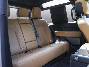 Land Rover Defender 90 BLACK PACK MATRIX LED NAVI P525 V8 — photo 4