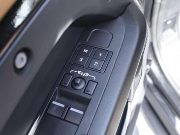 Land Rover Defender 90 BLACK PACK MATRIX LED NAVI P525 V8 — photo 9
