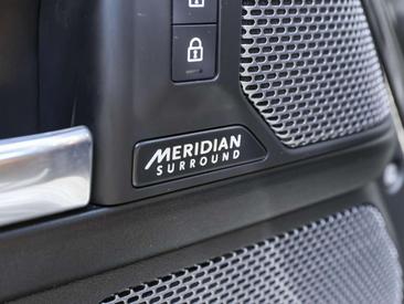 Land Rover Defender 90 BLACK PACK MATRIX LED NAVI P525 V8 — photo 10