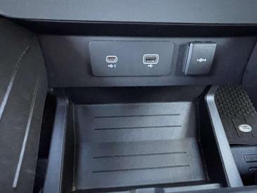 Land Rover Defender — photo 10