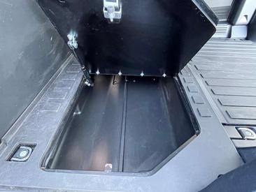 Land Rover Defender — photo 16